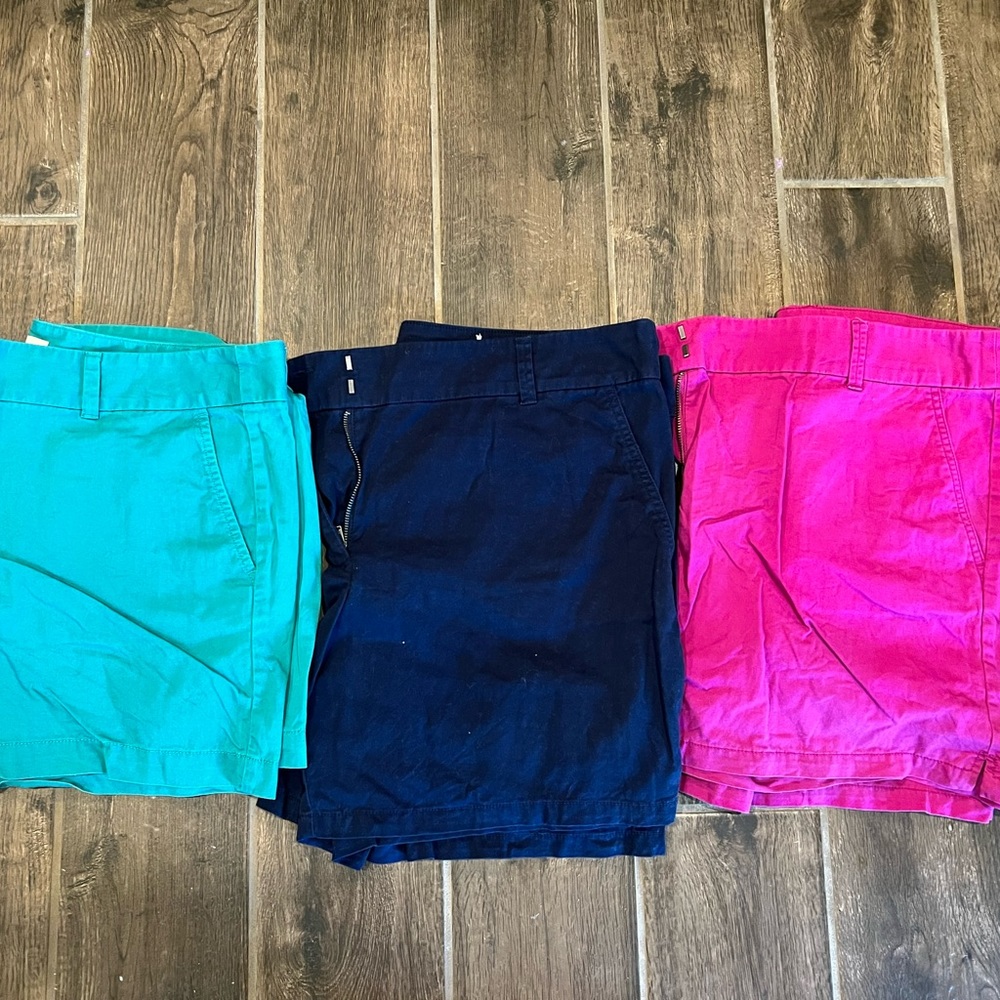 Women’s Size 16 button up shorts. Loft brand. GUC!